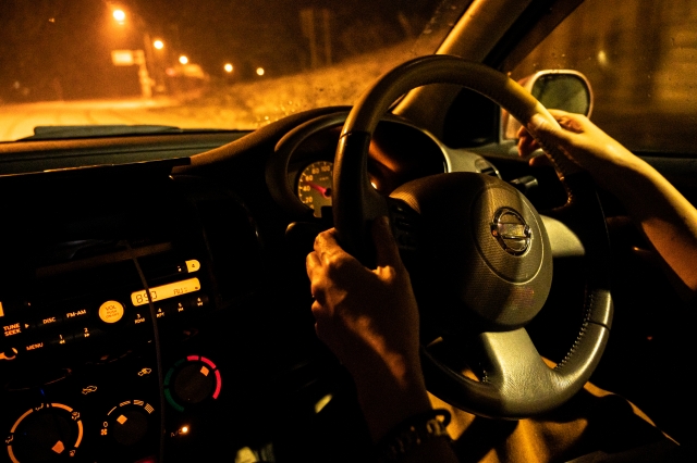 夜の車の運転席
